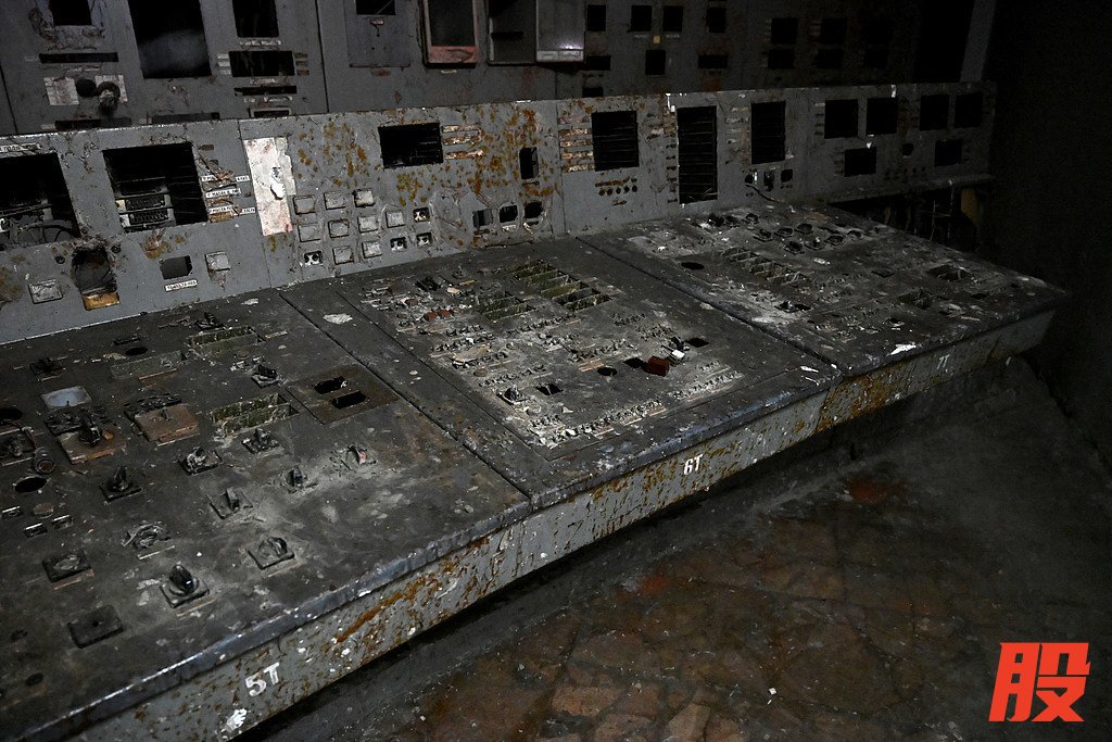 4月26日，切尔诺贝利核电站四号机组控制室的仪表盘。（视觉中国）